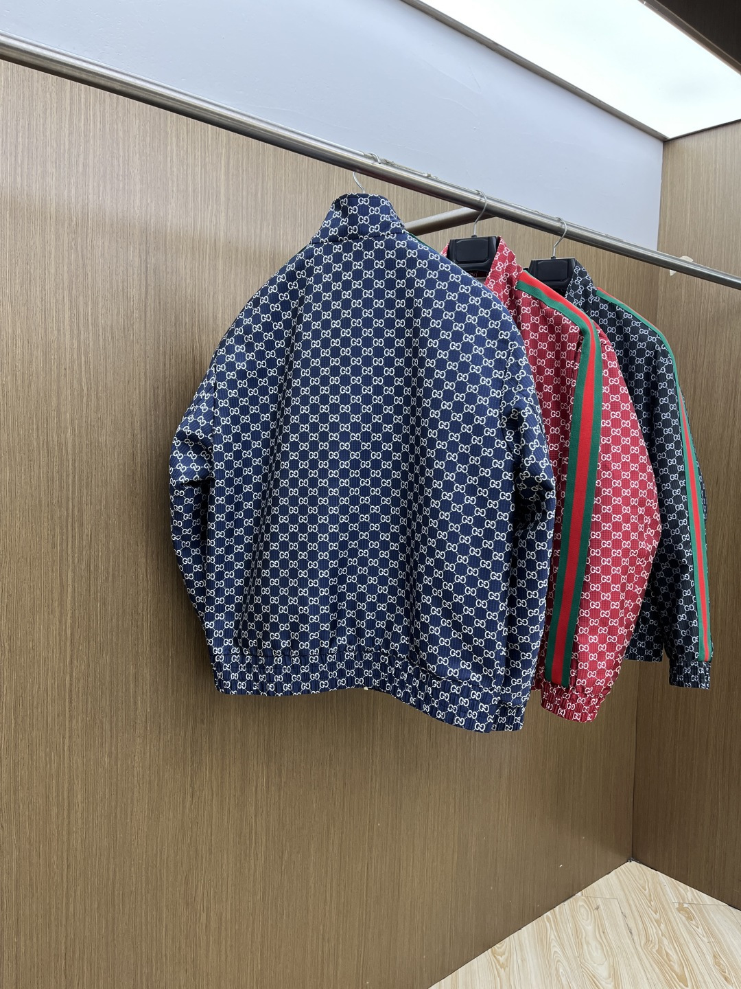 早春 Guc 🔥🔥早春系列，最新时尚立领夹克外套.处处细节显工艺足够的高级 结构性剪裁的设计改变来展现男