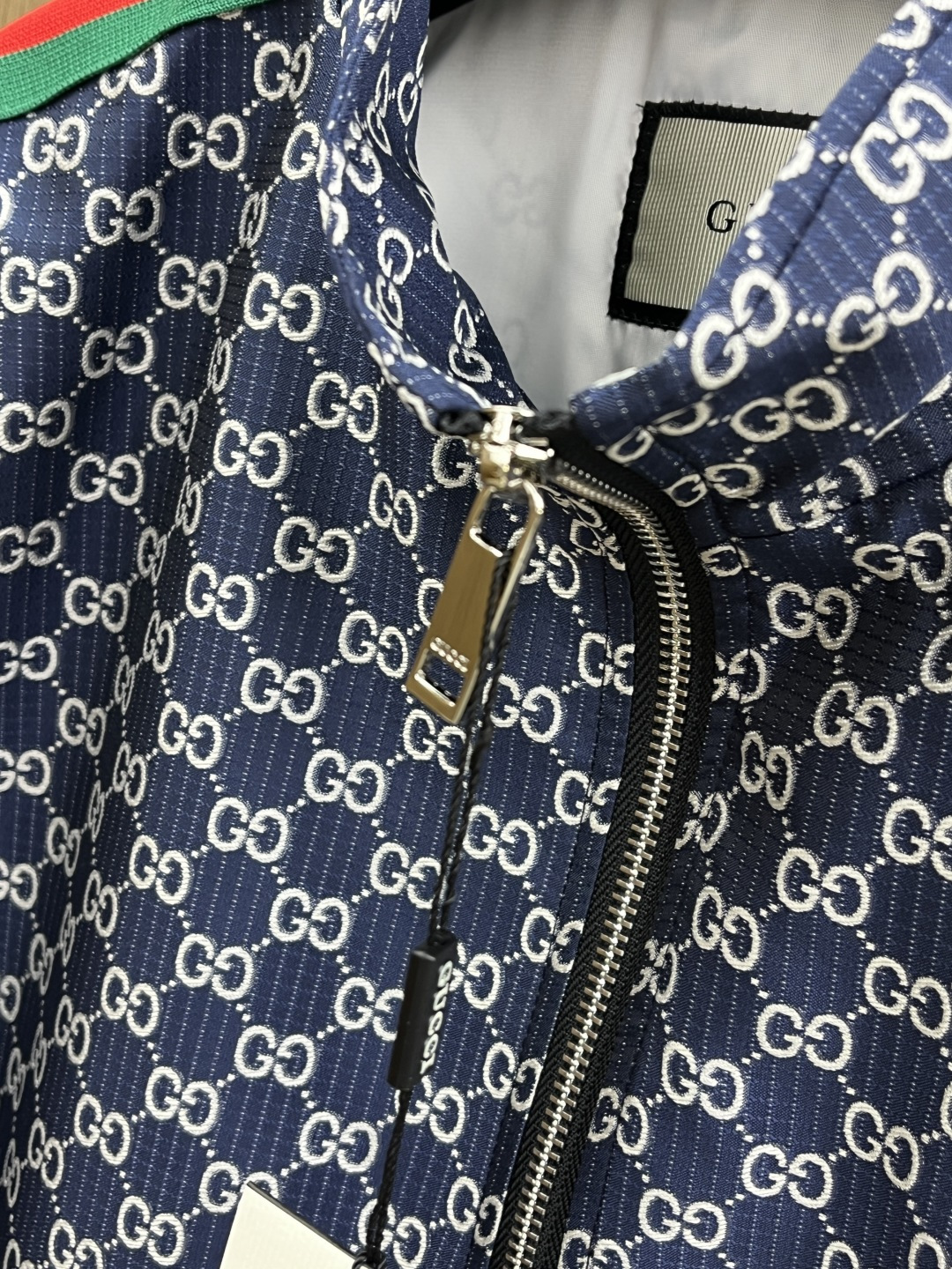 早春 Guc 🔥🔥早春系列，最新时尚立领夹克外套.处处细节显工艺足够的高级 结构性剪裁的设计改变来展现男