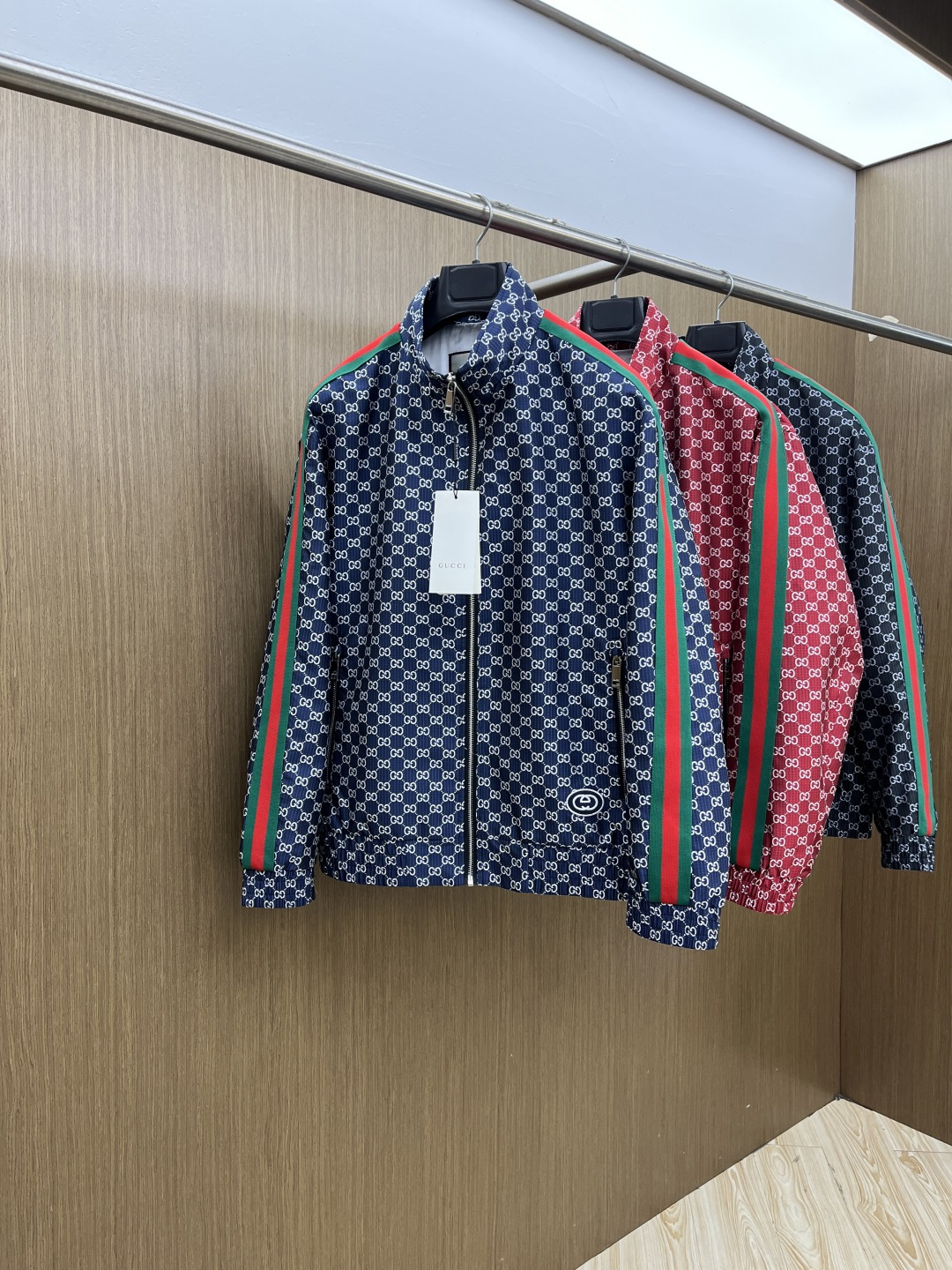 早春 Guc 🔥🔥早春系列，最新时尚立领夹克外套.处处细节显工艺足够的高级 结构性剪裁的设计改变来展现男