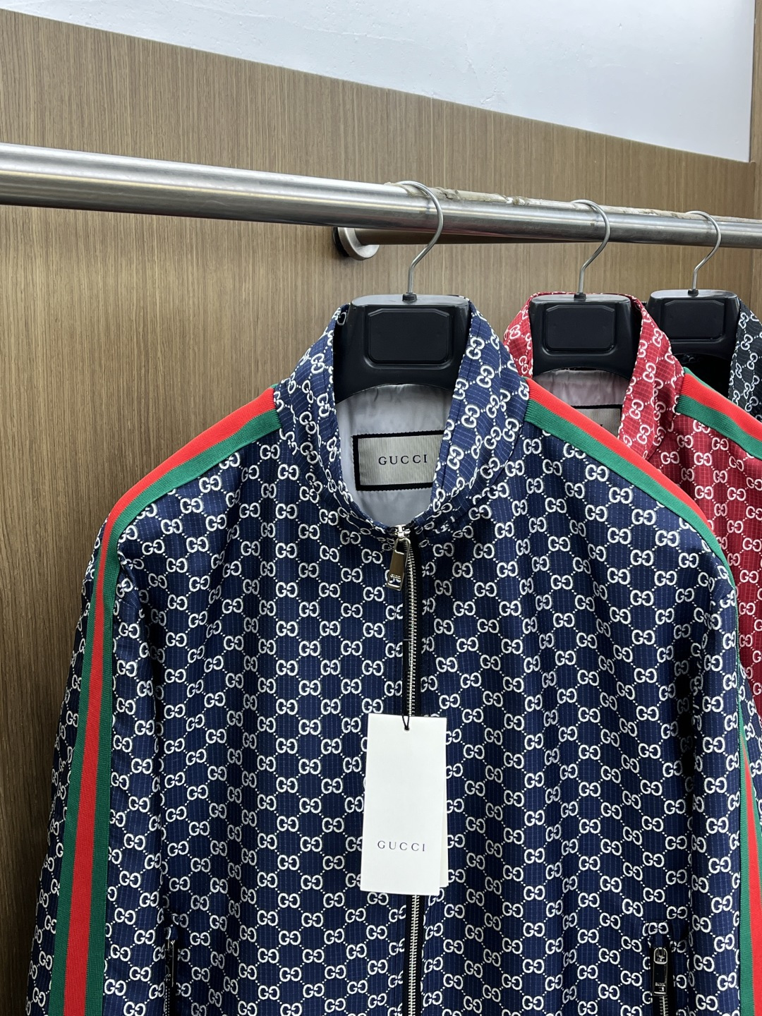 早春 Guc 🔥🔥早春系列，最新时尚立领夹克外套.处处细节显工艺足够的高级 结构性剪裁的设计改变来展现男