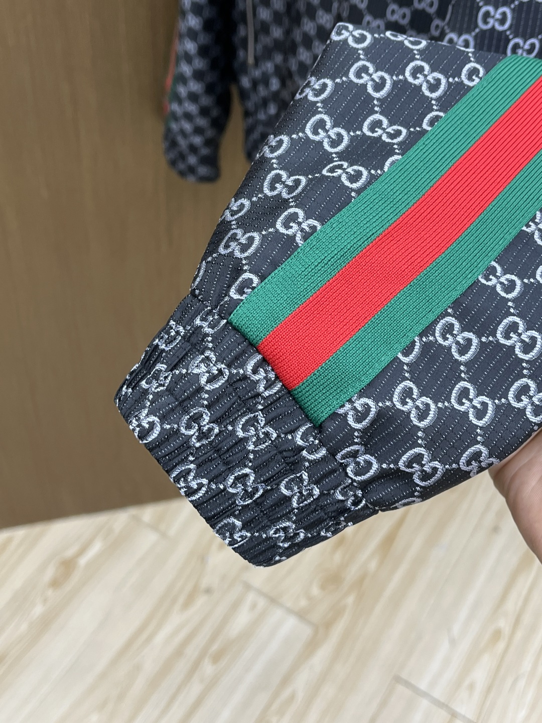 早春 Guc 🔥🔥早春系列，最新时尚立领夹克外套.处处细节显工艺足够的高级 结构性剪裁的设计改变来展现男