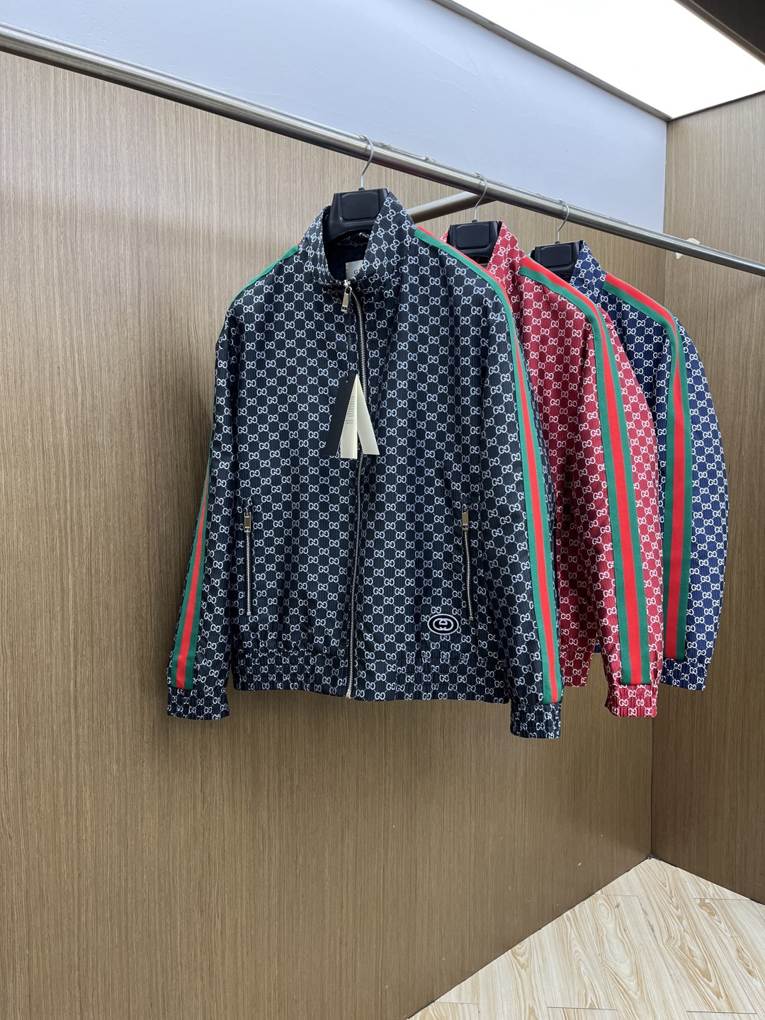 NO:756741,Early spring Guc 1956 early spring series, the latest fashionable stand-up collar jacket. Every detail shows craftsmanship, and the design changes of advanced structural tailoring are enough to show the diverse image changes of men. Slim and neat, tailored to meet the current popular multi-layered wear, custom-made buckles, unique. Versatile styles for life. Complete with three standards. Boutique shipment. Sizes M-3XL D11,,gucci,jackets & coats,jackets & coats,19860909早春 Guc 1956早春系列,最新时尚立领夹克外套.处处细节显工艺足够的高级结构性剪裁的设计改变来展现男士多样的形象变化,修身利落、剪裁合体,满足时下正流行的多层次穿搭,定制钉扣,独一无二.生活百搭款式 三标齐全 精品出货 尺码M-3XL D11,,gucci,jackets & coats,jackets & coats,,Men's clothing