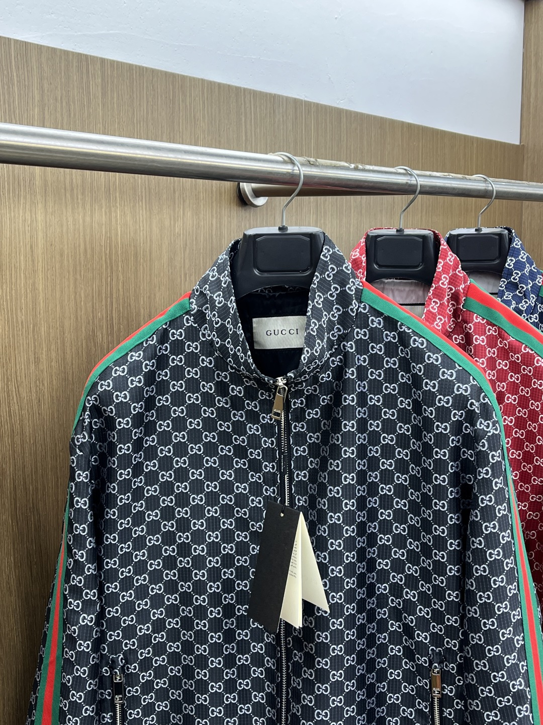 早春 Guc 🔥🔥早春系列，最新时尚立领夹克外套.处处细节显工艺足够的高级 结构性剪裁的设计改变来展现男