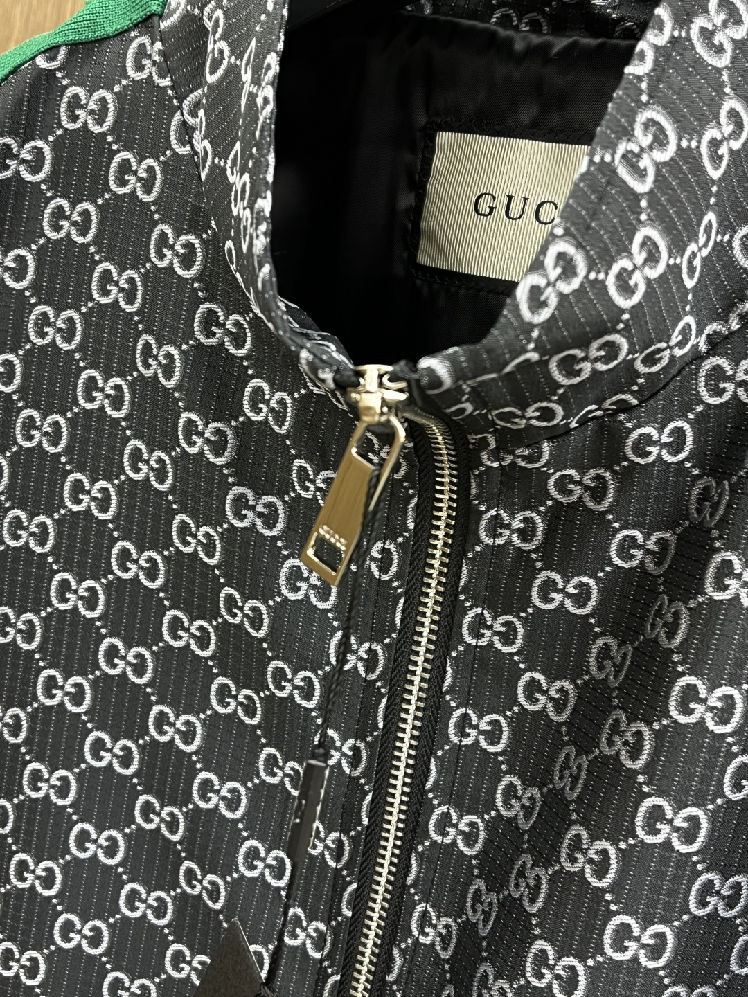 早春 Guc 🔥🔥早春系列，最新时尚立领夹克外套.处处细节显工艺足够的高级 结构性剪裁的设计改变来展现男