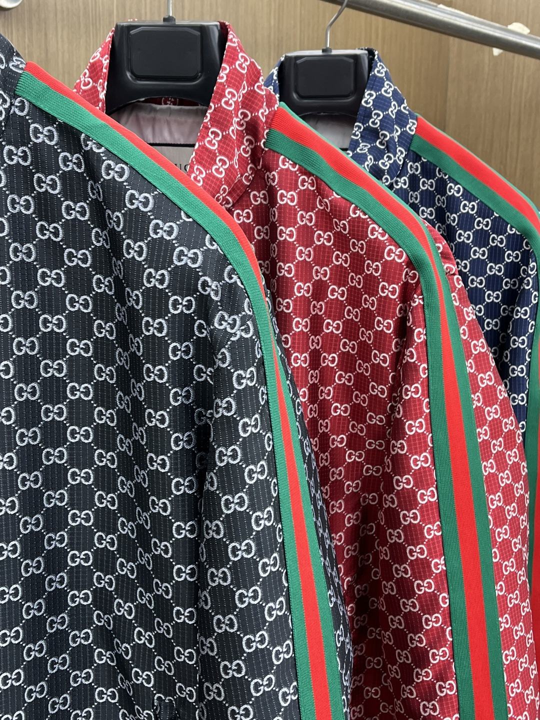 早春 Guc 🔥🔥早春系列，最新时尚立领夹克外套.处处细节显工艺足够的高级 结构性剪裁的设计改变来展现男