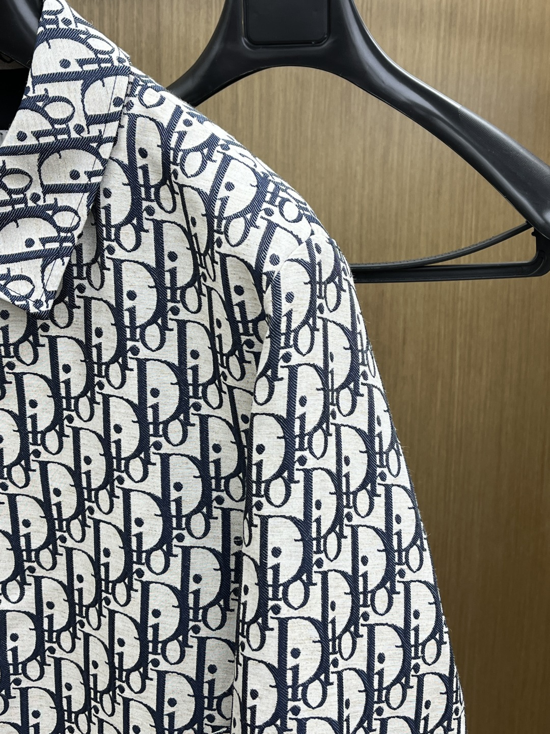 早春 CD 🔥🔥早春提花系列，最新时尚立领夹克外套.处处细节显工艺足够的高级 结构性剪裁的设计改变来展现