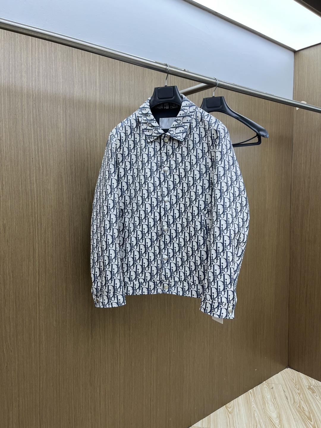 NO:756743,Early Spring CD 1956 Early Spring Jacquard Series, the latest fashionable stand-up collar jacket. Every detail shows craftsmanship and the design changes are enough advanced structural tailoring to show the diverse image changes of men. Slim and neat, tailored to meet the current popular multi-layered wear, custom-made buckles, unique. Versatile styles for life. Complete with three standards. Boutique shipment. Size M-3XL D11,,jackets & coats,jackets & coats,19860909早春 CD 1956早春提花系列,最新时尚立领夹克外套.处处细节显工艺足够的高级结构性剪裁的设计改变来展现男士多样的形象变化,修身利落、剪裁合体,满足时下正流行的多层次穿搭,定制钉扣,独一无二.生活百搭款式 三标齐全 精品出货 尺码M-3XL D11,,jackets & coats,jackets & coats,,Men's clothing