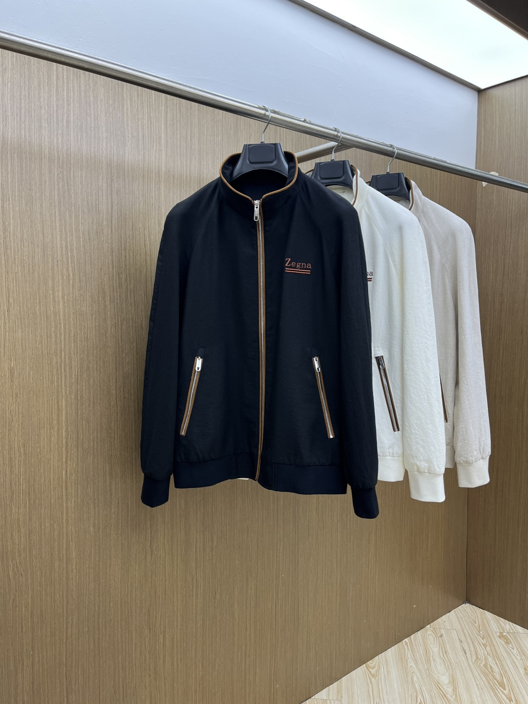 NO:756745,Early spring ZZ 1956 early spring old money style cotton and linen luxury simple series, the latest fashionable stand-up collar jacket. Every detail shows craftsmanship and enough advanced structural tailoring design changes to show men's diverse image changes. Slim and neat, tailored to meet the current popular multi-layered wear, custom studded buttons, unique. Versatile style for life. Complete with three standards. Boutique shipment. Size M-3XL D11,,jackets & coats,jackets & coats,19860909早春 ZZ 1956早春老钱风棉麻奢简系列,最新时尚立领夹克外套.处处细节显工艺足够的高级结构性剪裁的设计改变来展现男士多样的形象变化,修身利落、剪裁合体,满足时下正流行的多层次穿搭,定制钉扣,独一无二.生活百搭款式 三标齐全 精品出货 尺码M-3XL D11,,jackets & coats,jackets & coats,,Men's clothing