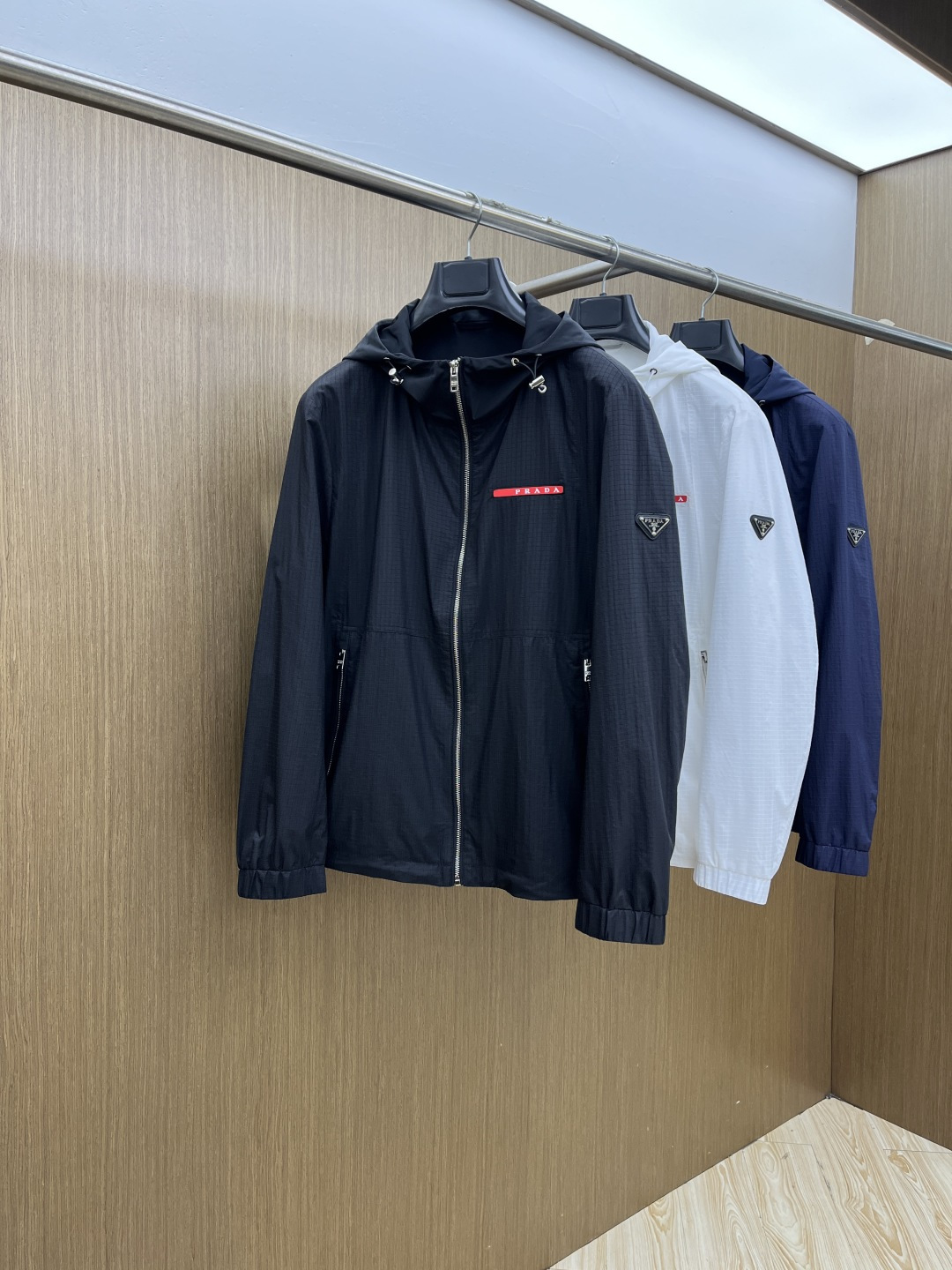 NO:756747,Early spring PD 1956 early spring series, the latest fashionable hooded jacket. Every detail shows craftsmanship, and the design changes of advanced structural tailoring are enough to show the diverse image changes of men. Slim and neat, tailored to meet the current popular multi-layered wear, custom studded buttons, unique. Versatile styles for life. Complete with three standards. Boutique shipment. Sizes M-3XL D11,, jackets & coats, jackets & coats, hats,19860909早春 PD 1956早春系列,最新时尚连帽夹克外套.处处细节显工艺足够的高级结构性剪裁的设计改变来展现男士多样的形象变化,修身利落、剪裁合体,满足时下正流行的多层次穿搭,定制钉扣,独一无二.生活百搭款式 三标齐全 精品出货 尺码M-3XL  D11,,jackets & coats,jackets & coats,hats,,Men's clothing