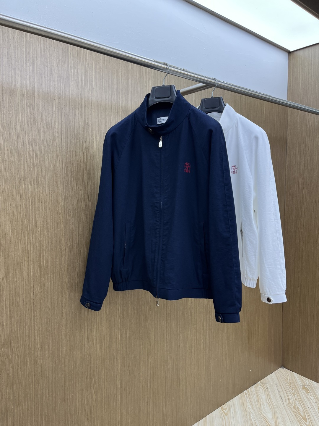 NO:756749,Early spring BC1956 early spring cotton and linen old money style series, the latest fashionable stand-up collar jacket. Every detail shows craftsmanship and enough advanced structural tailoring design changes to show men's diverse image changes. Slim and neat, tailored to meet the current popular multi-layered wear, custom studded buttons, unique. Versatile styles for life. Complete with three standards. Boutique shipment. Size M-3XL D11,,jackets & coats,jackets & coats,19860909早春 BC1956早春棉麻老钱风系列,最新时尚立领夹克外套.处处细节显工艺足够的高级结构性剪裁的设计改变来展现男士多样的形象变化,修身利落、剪裁合体,满足时下正流行的多层次穿搭,定制钉扣,独一无二.生活百搭款式 三标齐全 精品出货 尺码M-3XL  D11,,jackets & coats,jackets & coats,,Men's clothing