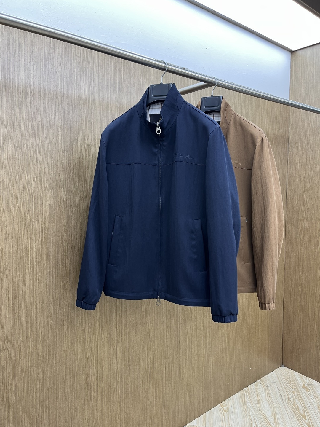 NO:759076,Early spring LP 1956 early spring cotton and linen old money style series, the latest fashionable stand-up collar jacket. Every detail shows craftsmanship and enough advanced structural tailoring design changes to show men's diverse image changes. Slim and neat, tailored to meet the current popular multi-layered wear, custom studded buttons, unique. Versatile styles for life. Complete with three standards. Boutique shipment. Sizes M-3XL D11, loro piana, jackets & coats, jackets & coats,19860909早春 LP 1956早春棉麻老钱风系列,最新时尚立领夹克外套.处处细节显工艺足够的高级结构性剪裁的设计改变来展现男士多样的形象变化,修身利落、剪裁合体,满足时下正流行的多层次穿搭,定制钉扣,独一无二.生活百搭款式 三标齐全 精品出货 尺码M-3XL D11,,loro piana,jackets & coats,jackets & coats,,Men's clothing