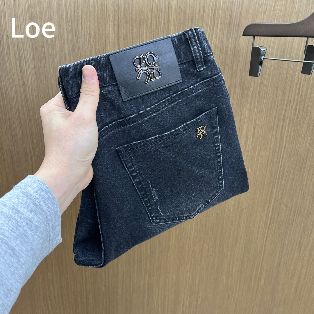 NO:735180,Support the new autumn and winter Loe casual jeans for the new year, which will be released simultaneously on the official website, with trousers body craftsmanship design, imported customer-supplied accessories, fabric customization, and factory-produced products free of inspection!  Every detail is done to the extreme, original hardware accessories, full of fashion, stylish and handsome upper body, a must-have item for fashionistas!  Original fh12 product!  Code number 30-38 no 35.37,,loewe,jeans,19860909支持年后 秋冬 Loe 秋冬新品休闲牛仔裤 官网同步发售,裤身工艺设计,进口客供辅料、面料定制,代工厂出品免检！每个细节做到极致,原版五金配件,潮范十足、上身有型帅气,潮人必备单品！ fh12原单出品！ 码数30-38无35.37,,loewe,jeans,,Men's clothing