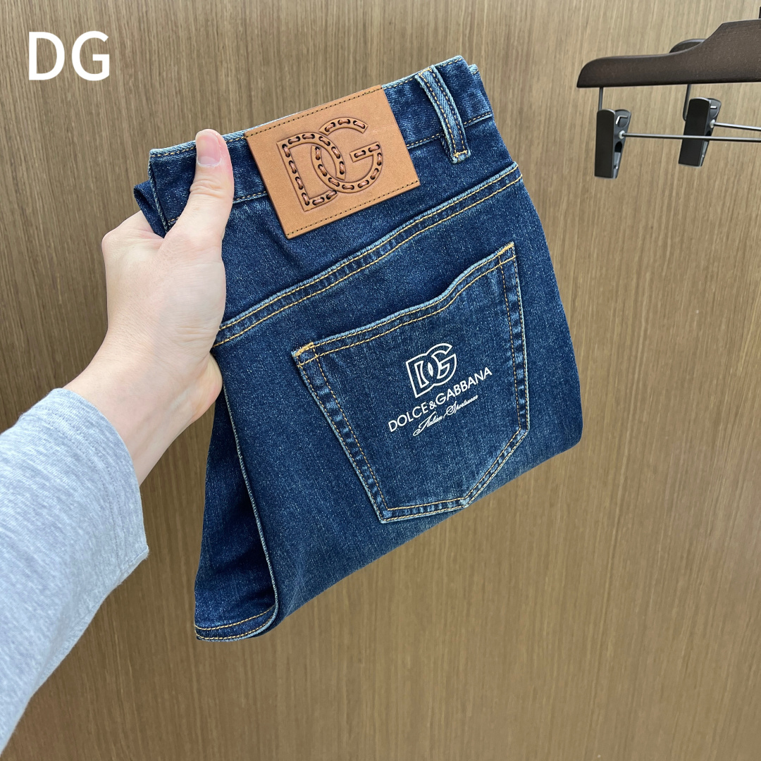 NO:735183,Support new autumn and winter DG casual jeans for the new year, simultaneous sales on the official website, trousers body craftsmanship design, imported customer-supplied accessories, fabric customization, OEM products are exempted from inspection!  Every detail is done to the extreme, original hardware accessories, full of fashion, stylish and handsome upper body, a must-have item for fashionistas!  Original fh12 product!  Code number 30-38 no 35.37,,jeans,19860909支持年后 秋冬 DG 秋冬新品休闲牛仔裤 官网同步发售,裤身工艺设计,进口客供辅料、面料定制,代工厂出品免检！每个细节做到极致,原版五金配件,潮范十足、上身有型帅气,潮人必备单品！ fh12原单出品！ 码数30-38无35.37,,jeans,,Men's clothing