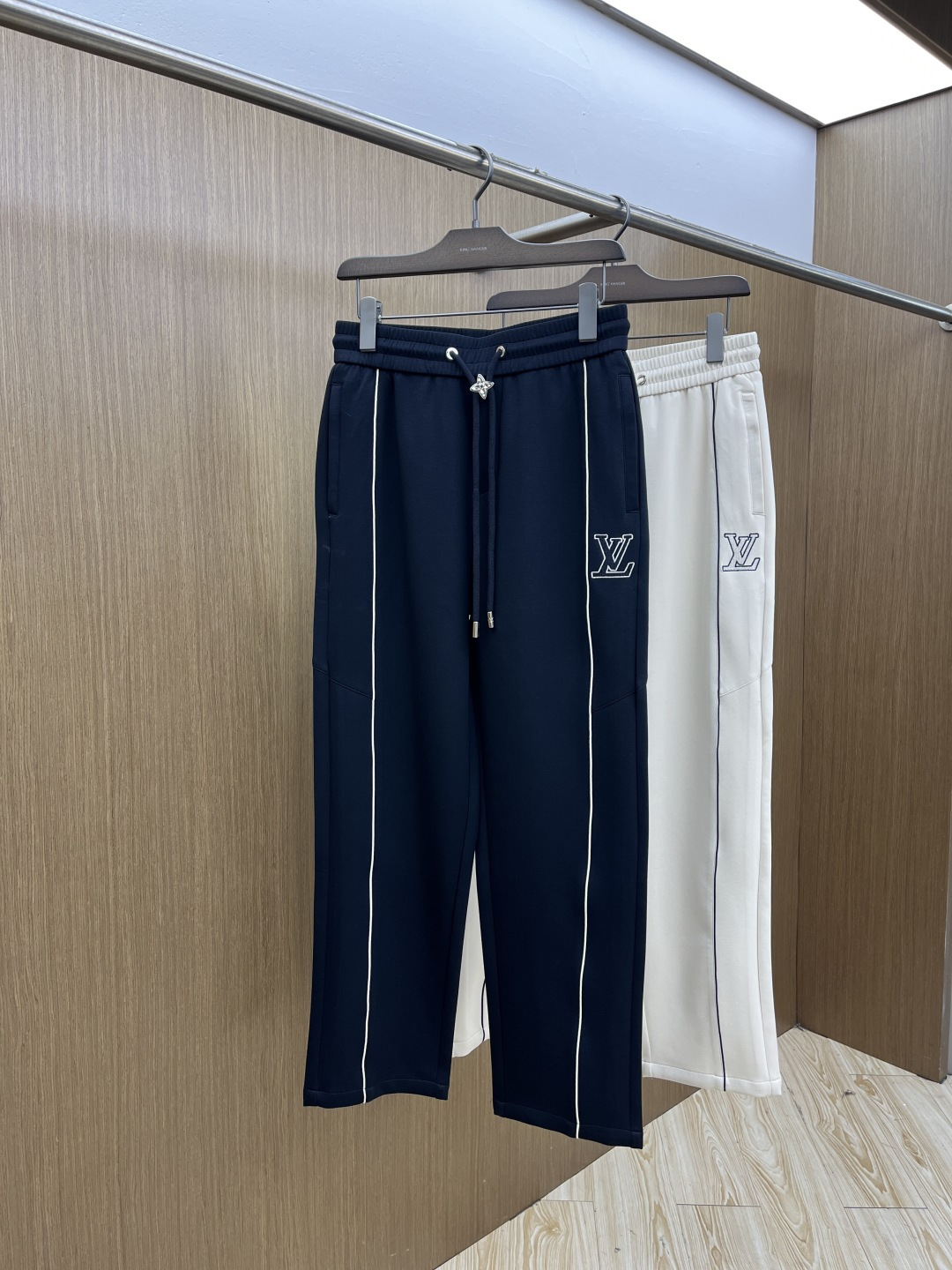 NO:756708,Early spring style LV advanced customization 2026 spring and summer new cupro modal air layer casual sweatpants, embroidered with the iconic brand logo on the pants, customized brand-engraved hardware accessories, highlighting the brand style, carefully crafted from imported fabrics, soft, comfortable and breathable, fashionable and casual items, Fxd versatile and good-looking. Size: m-4XL, Louis Vuitton,19860909早春款 LV 高级定制 2026春夏新款铜氨丝莫代尔空气层休闲卫裤,裤身上刺绣标志性品牌标识,客供定制品牌刻印五金配件,彰显品牌格调,进口面料精心打造,柔软舒适透气,时尚休闲单品,Fxd百搭好看. 尺码:m-4XL,,louis vuitton,,Men's clothing