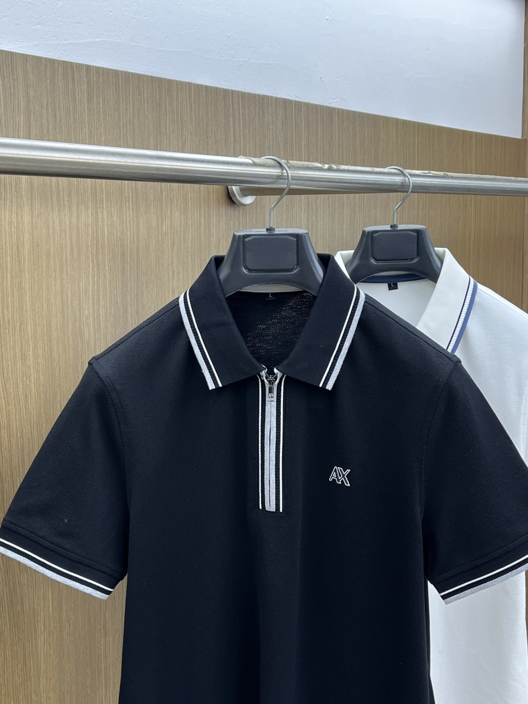 早春 AJ 🔥🔥早春新款男士标识短袖Polo衫，延续经典商务休闲翻领POLO恤.该款Polo衫采用丝光双
