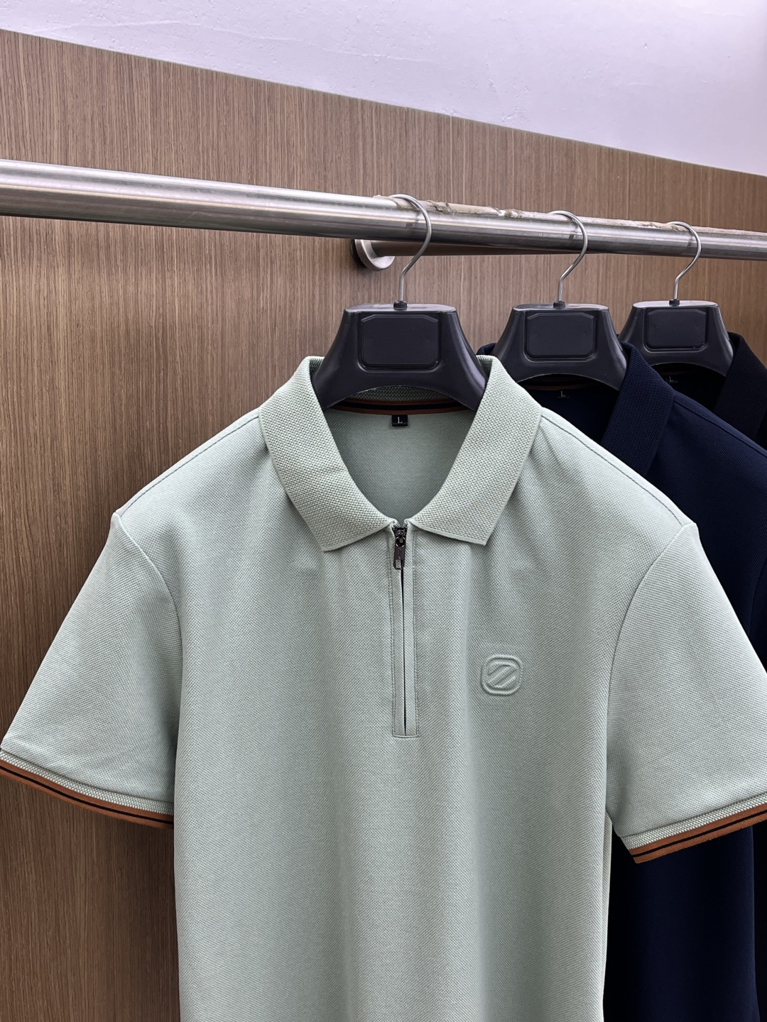 早春 ZZ 🔥🔥早春新款男士标识短袖Polo衫，延续经典商务休闲翻领POLO恤.该款Polo衫采用丝光双