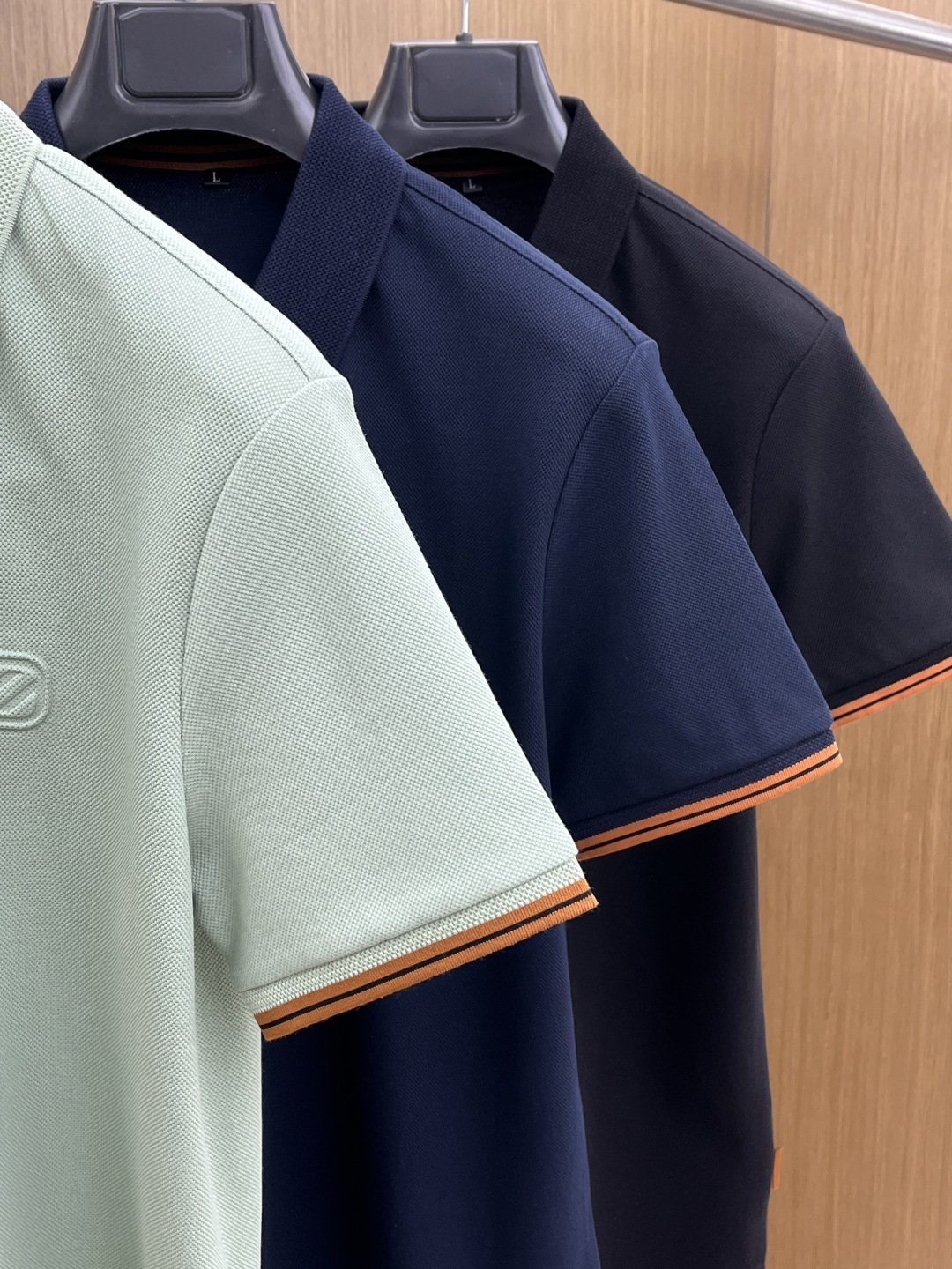 早春 ZZ 🔥🔥早春新款男士标识短袖Polo衫，延续经典商务休闲翻领POLO恤.该款Polo衫采用丝光双