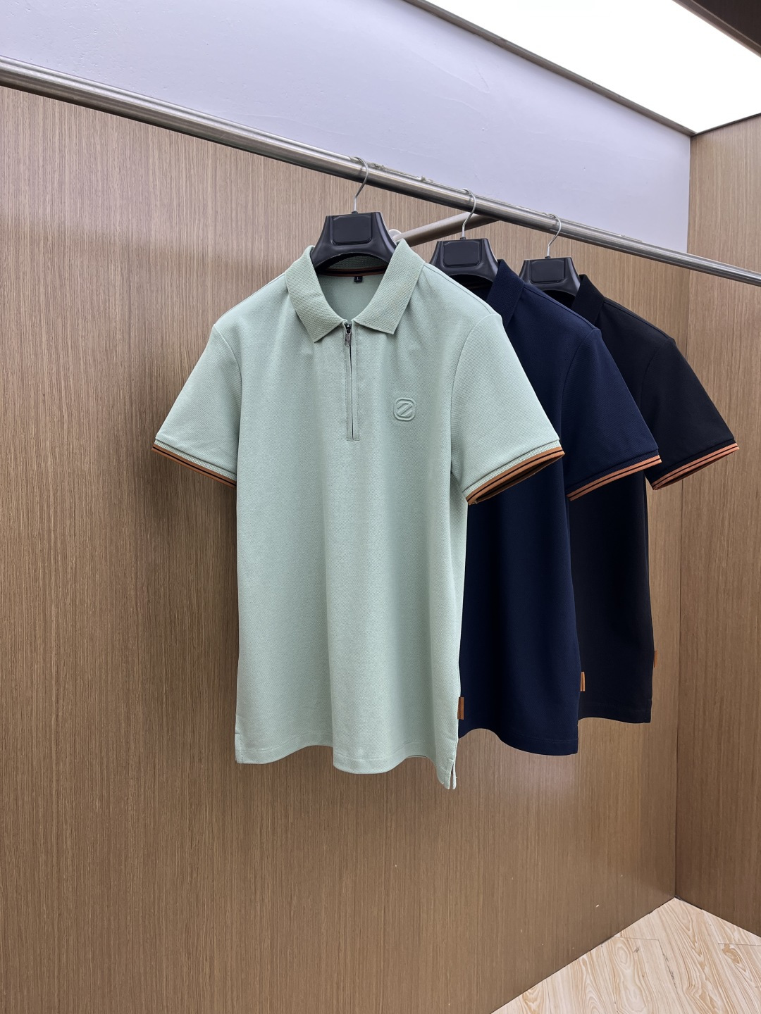 早春 ZZ 🔥🔥早春新款男士标识短袖Polo衫，延续经典商务休闲翻领POLO恤.该款Polo衫采用丝光双