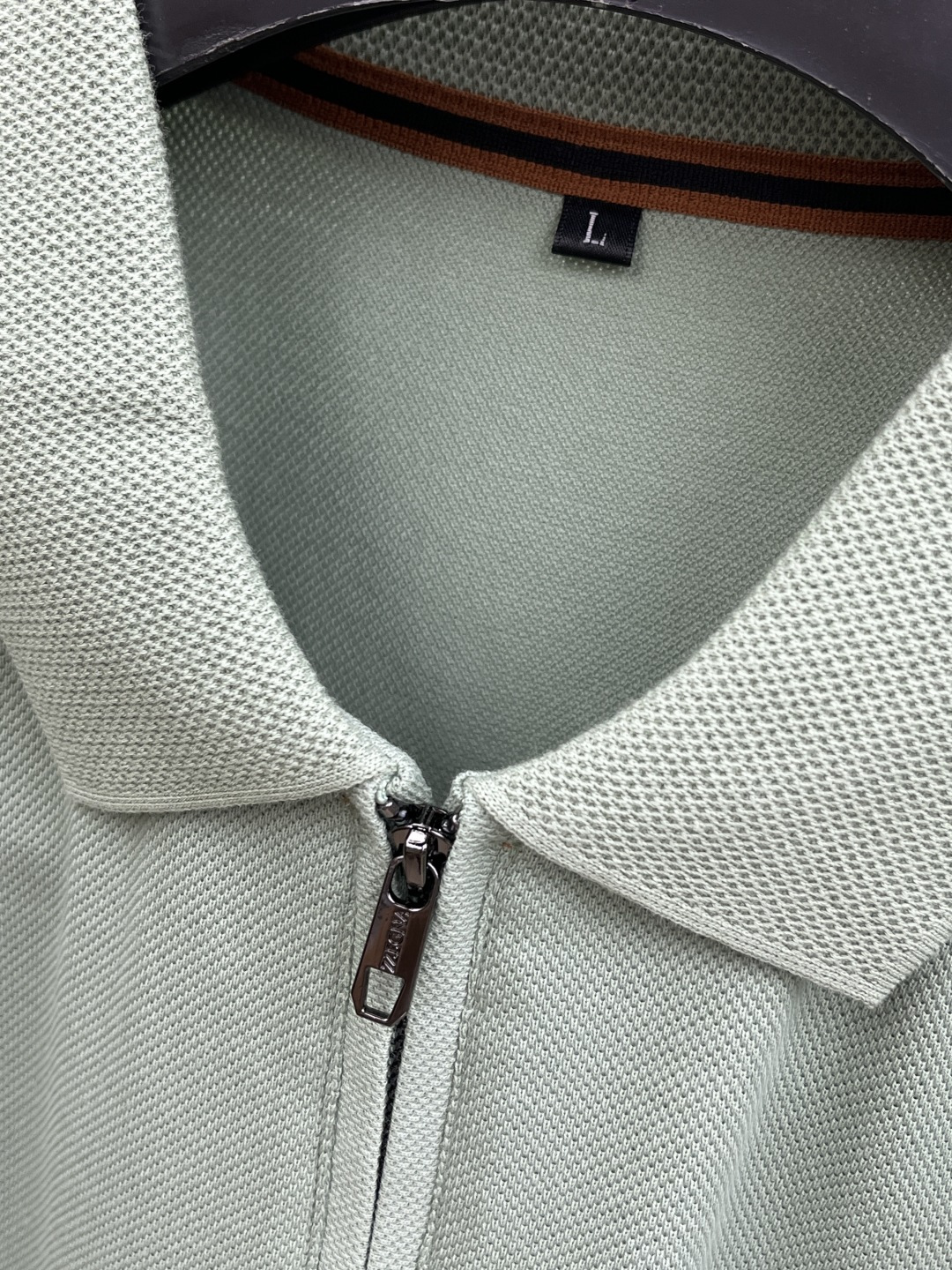 早春 ZZ 🔥🔥早春新款男士标识短袖Polo衫，延续经典商务休闲翻领POLO恤.该款Polo衫采用丝光双