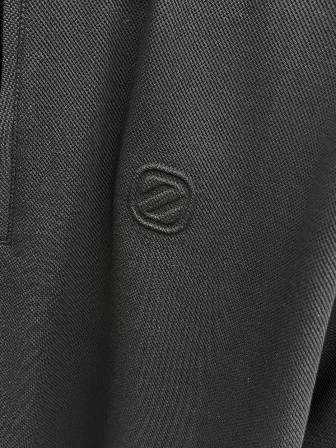 早春 ZZ 🔥🔥早春新款男士标识短袖Polo衫，延续经典商务休闲翻领POLO恤.该款Polo衫采用丝光双