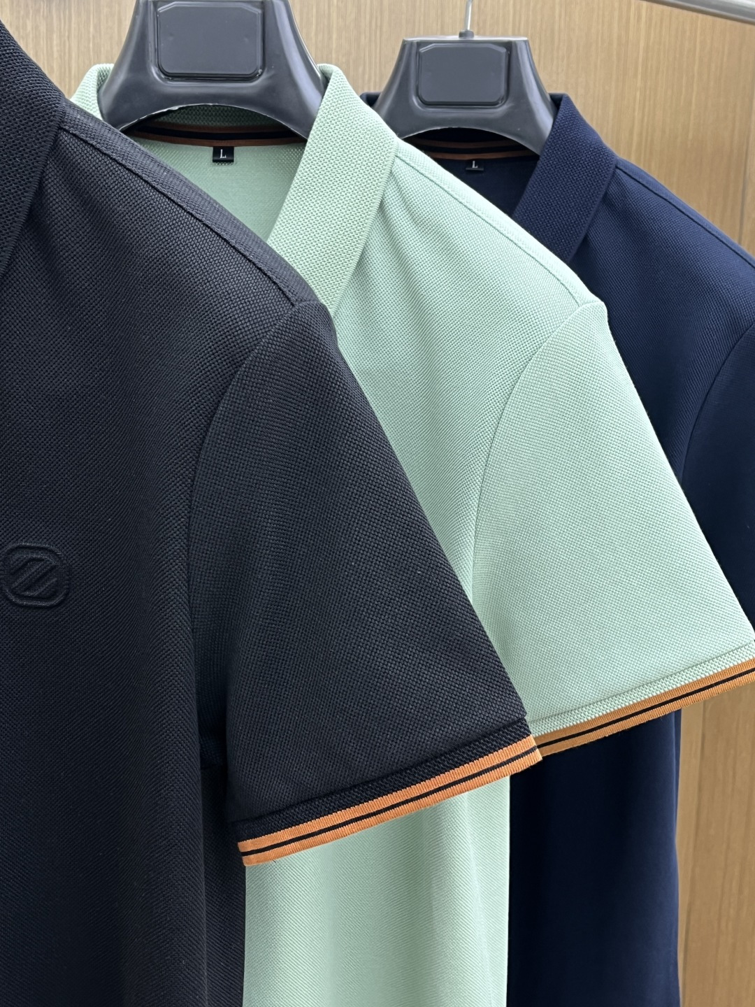 早春 ZZ 🔥🔥早春新款男士标识短袖Polo衫，延续经典商务休闲翻领POLO恤.该款Polo衫采用丝光双