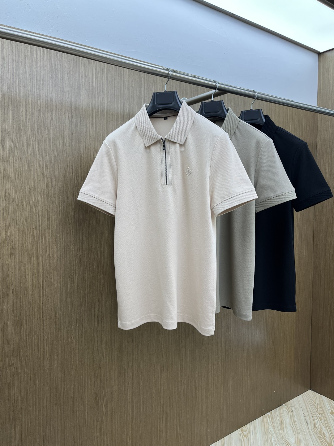 早春 Loro Piana 🔥🔥早春新款男士标识短袖Polo衫，延续经典商务休闲翻领POLO恤.该款Po