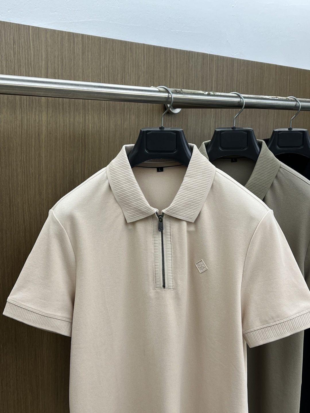 早春 Loro Piana 🔥🔥早春新款男士标识短袖Polo衫，延续经典商务休闲翻领POLO恤.该款Po