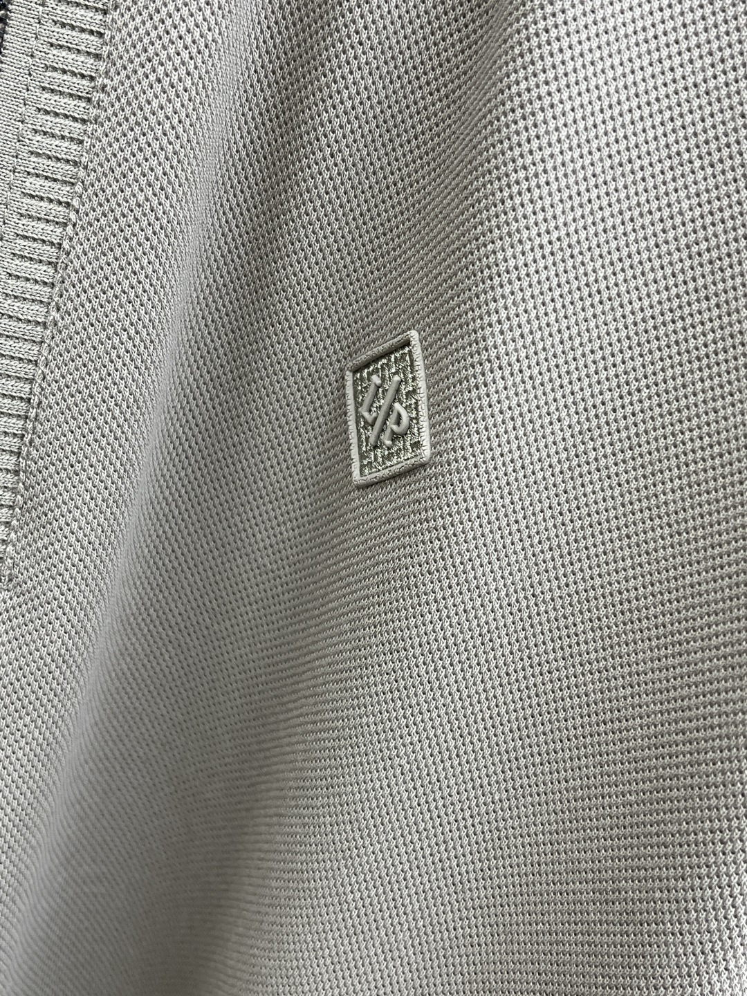 早春 Loro Piana 🔥🔥早春新款男士标识短袖Polo衫，延续经典商务休闲翻领POLO恤.该款Po