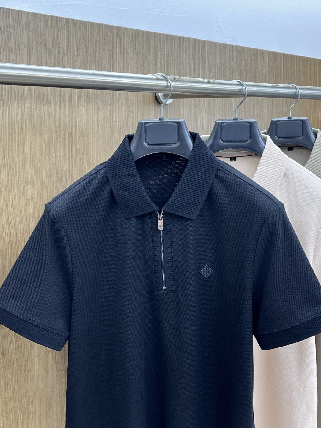 早春 Loro Piana 🔥🔥早春新款男士标识短袖Polo衫，延续经典商务休闲翻领POLO恤.该款Po