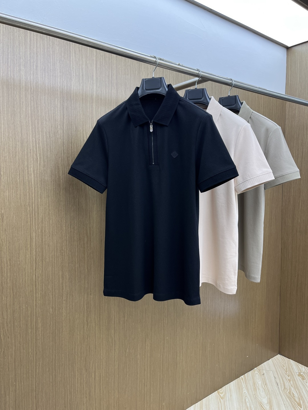早春 Loro Piana 🔥🔥早春新款男士标识短袖Polo衫，延续经典商务休闲翻领POLO恤.该款Po