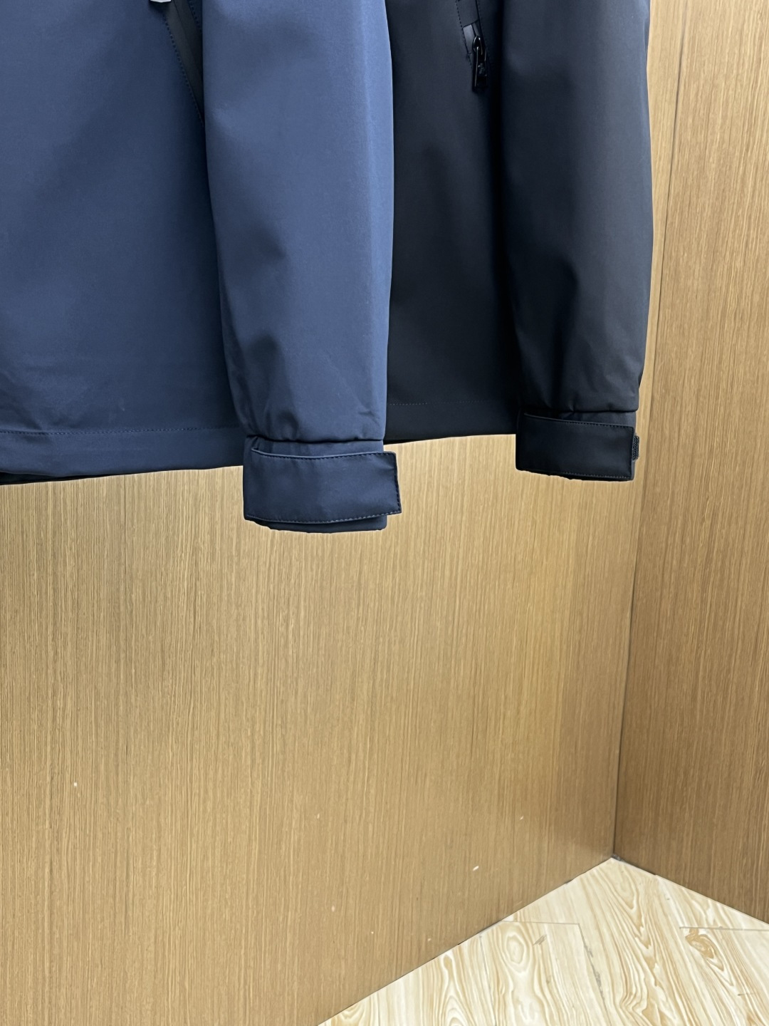 早春 Mon 🔥年早春新款专柜同款连帽休闲夹克，商务休闲两不误！面料采用聚酯纤维防风防水面料，内里聚酯纤