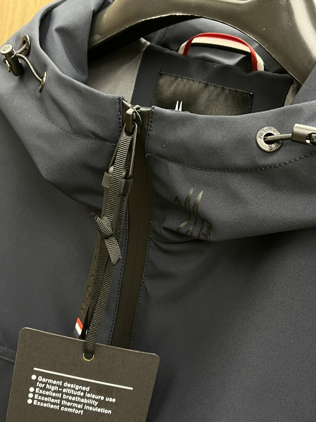 早春 Mon 🔥年早春新款专柜同款连帽休闲夹克，商务休闲两不误！面料采用聚酯纤维防风防水面料，内里聚酯纤