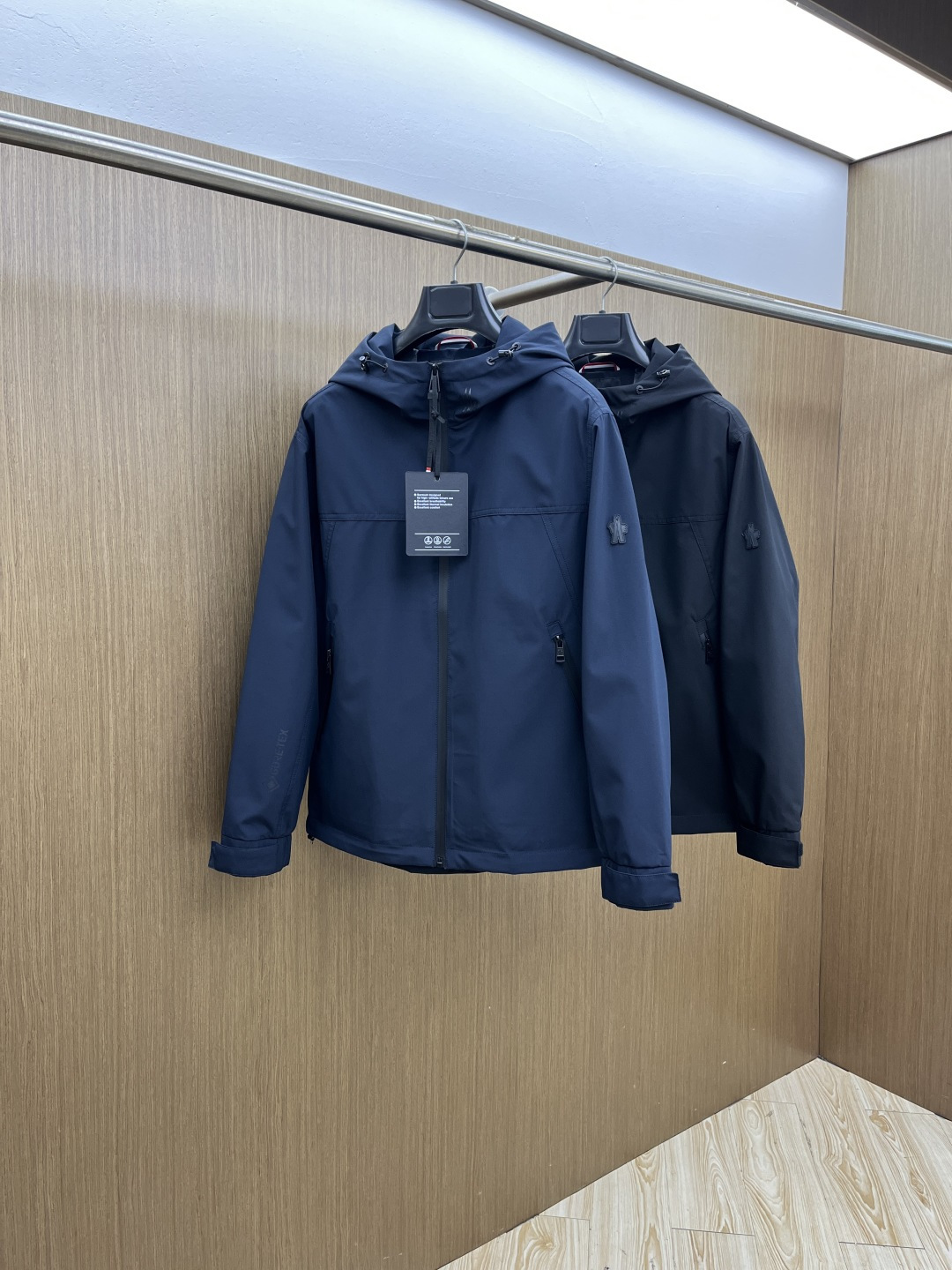 早春 Mon 🔥年早春新款专柜同款连帽休闲夹克，商务休闲两不误！面料采用聚酯纤维防风防水面料，内里聚酯纤