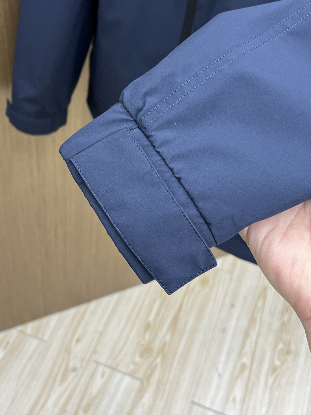 早春 Mon 🔥年早春新款专柜同款连帽休闲夹克，商务休闲两不误！面料采用聚酯纤维防风防水面料，内里聚酯纤