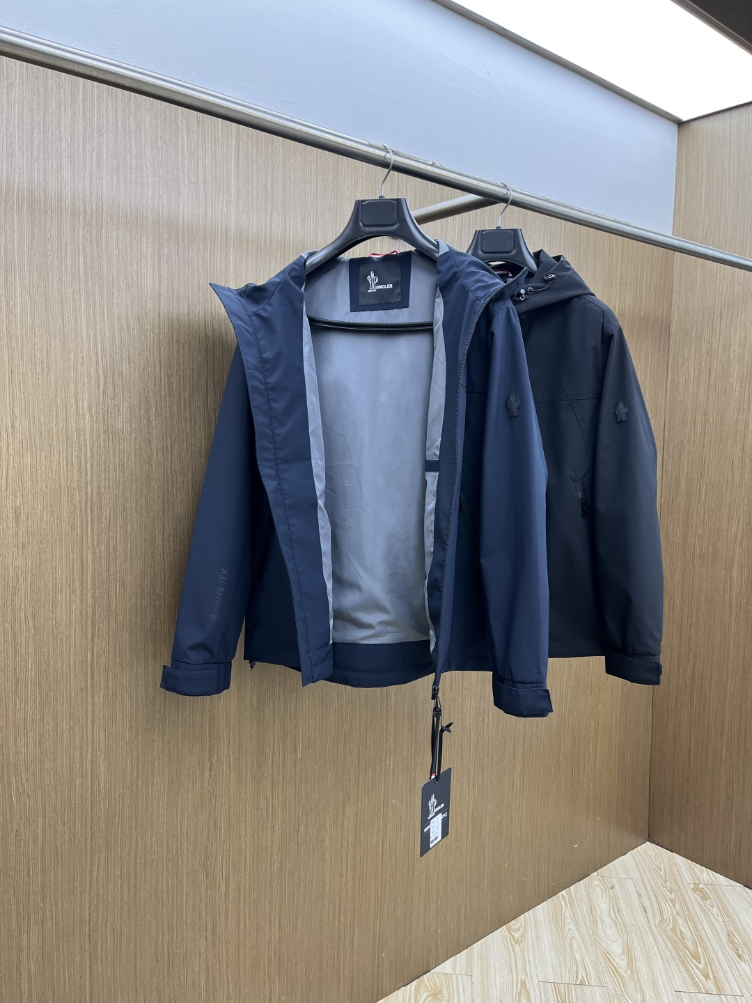 早春 Mon 🔥年早春新款专柜同款连帽休闲夹克，商务休闲两不误！面料采用聚酯纤维防风防水面料，内里聚酯纤