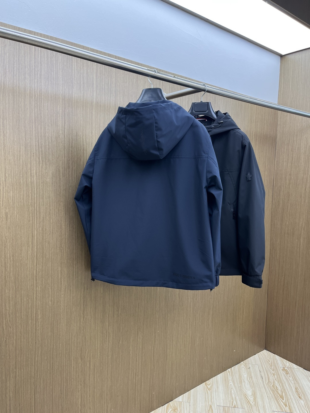 早春 Mon 🔥年早春新款专柜同款连帽休闲夹克，商务休闲两不误！面料采用聚酯纤维防风防水面料，内里聚酯纤