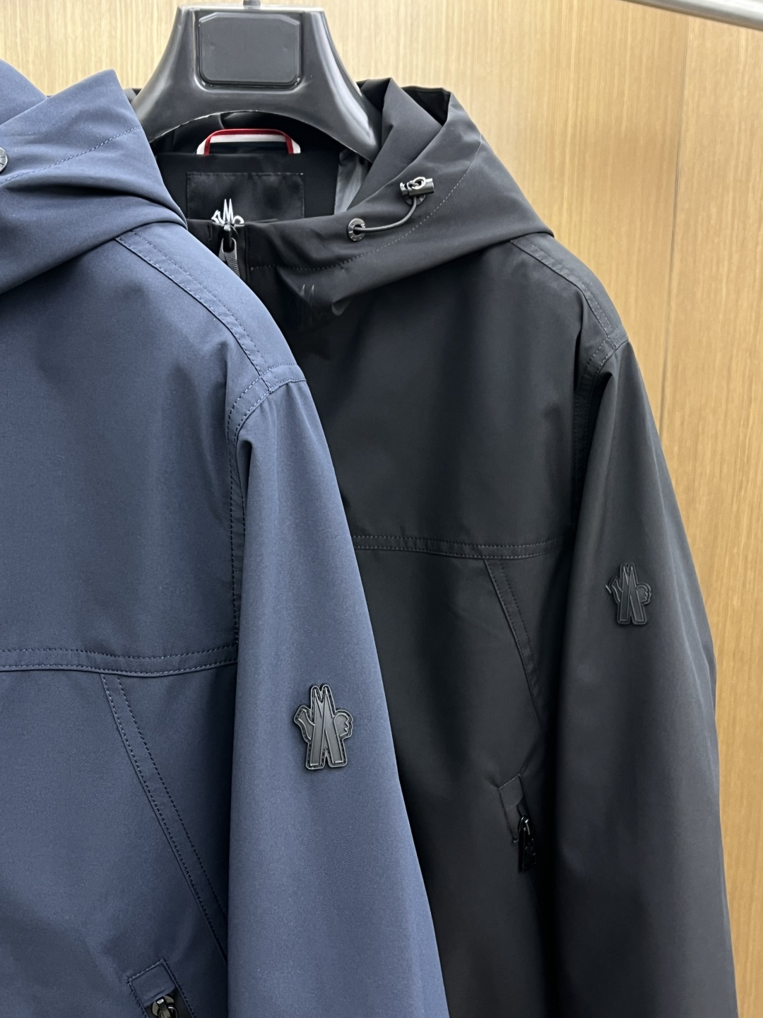 早春 Mon 🔥年早春新款专柜同款连帽休闲夹克，商务休闲两不误！面料采用聚酯纤维防风防水面料，内里聚酯纤