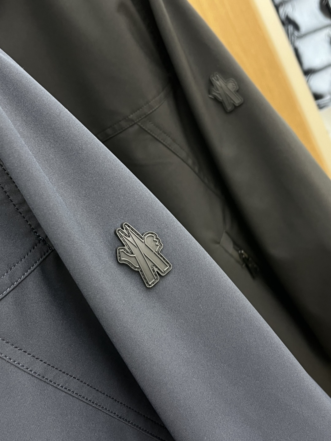 早春 Mon 🔥年早春新款专柜同款连帽休闲夹克，商务休闲两不误！面料采用聚酯纤维防风防水面料，内里聚酯纤