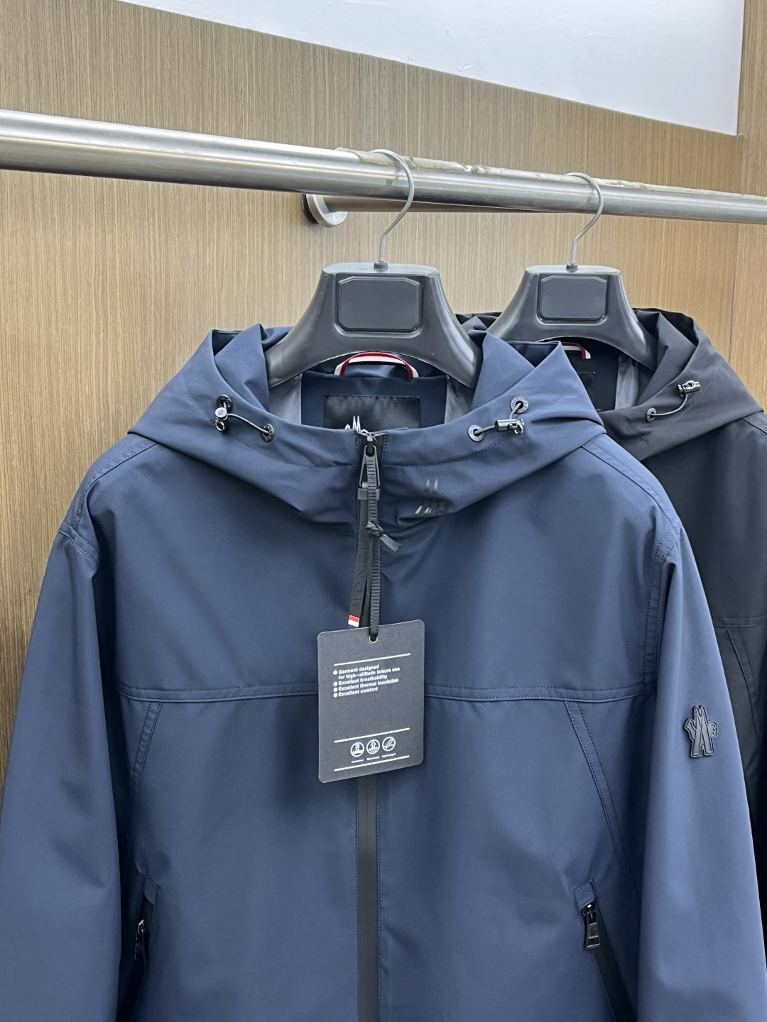 早春 Mon 🔥年早春新款专柜同款连帽休闲夹克，商务休闲两不误！面料采用聚酯纤维防风防水面料，内里聚酯纤