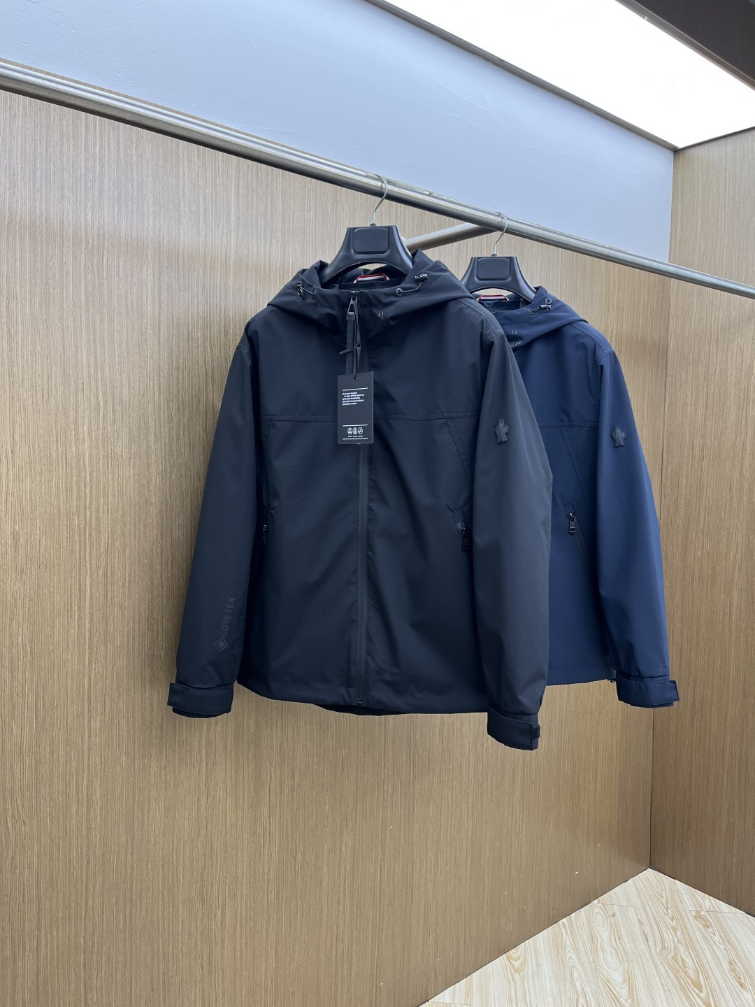 早春 Mon 🔥年早春新款专柜同款连帽休闲夹克，商务休闲两不误！面料采用聚酯纤维防风防水面料，内里聚酯纤