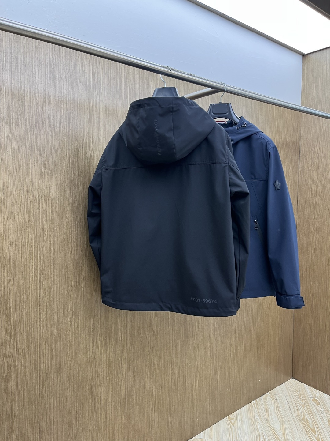 早春 Mon 🔥年早春新款专柜同款连帽休闲夹克，商务休闲两不误！面料采用聚酯纤维防风防水面料，内里聚酯纤