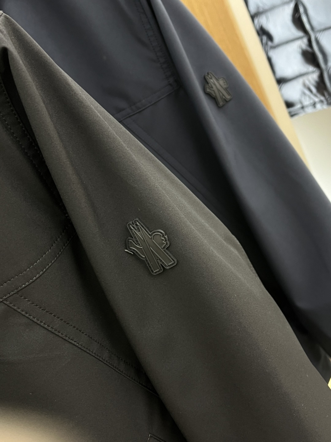 早春 Mon 🔥年早春新款专柜同款连帽休闲夹克，商务休闲两不误！面料采用聚酯纤维防风防水面料，内里聚酯纤