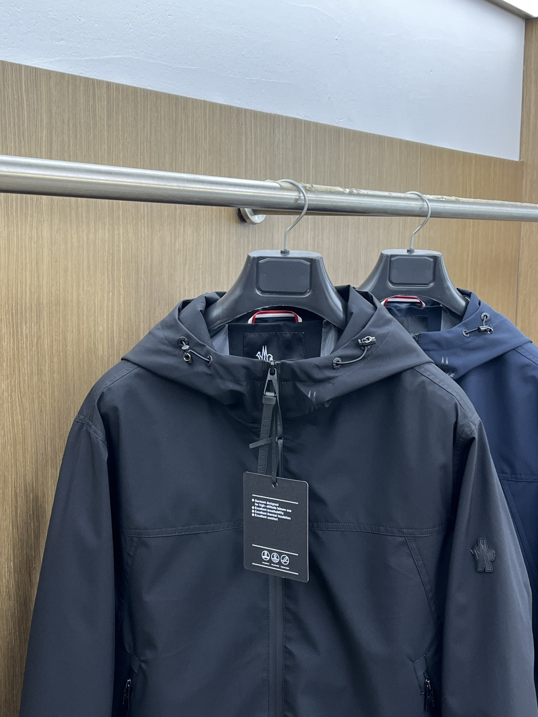 早春 Mon 🔥年早春新款专柜同款连帽休闲夹克，商务休闲两不误！面料采用聚酯纤维防风防水面料，内里聚酯纤