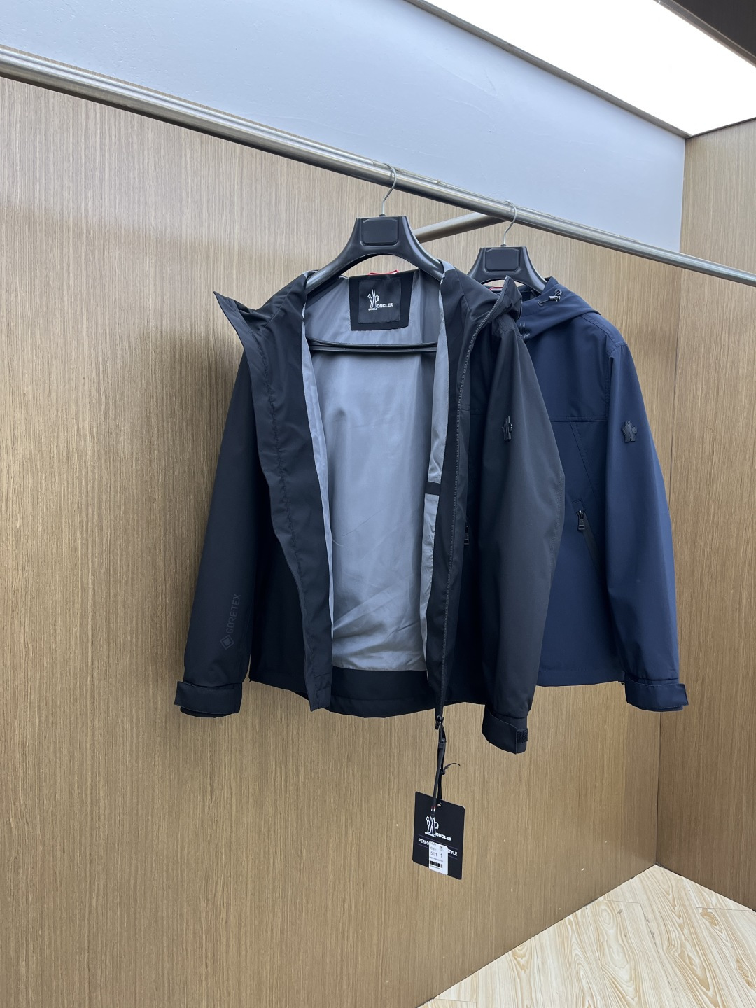 早春 Mon 🔥年早春新款专柜同款连帽休闲夹克，商务休闲两不误！面料采用聚酯纤维防风防水面料，内里聚酯纤