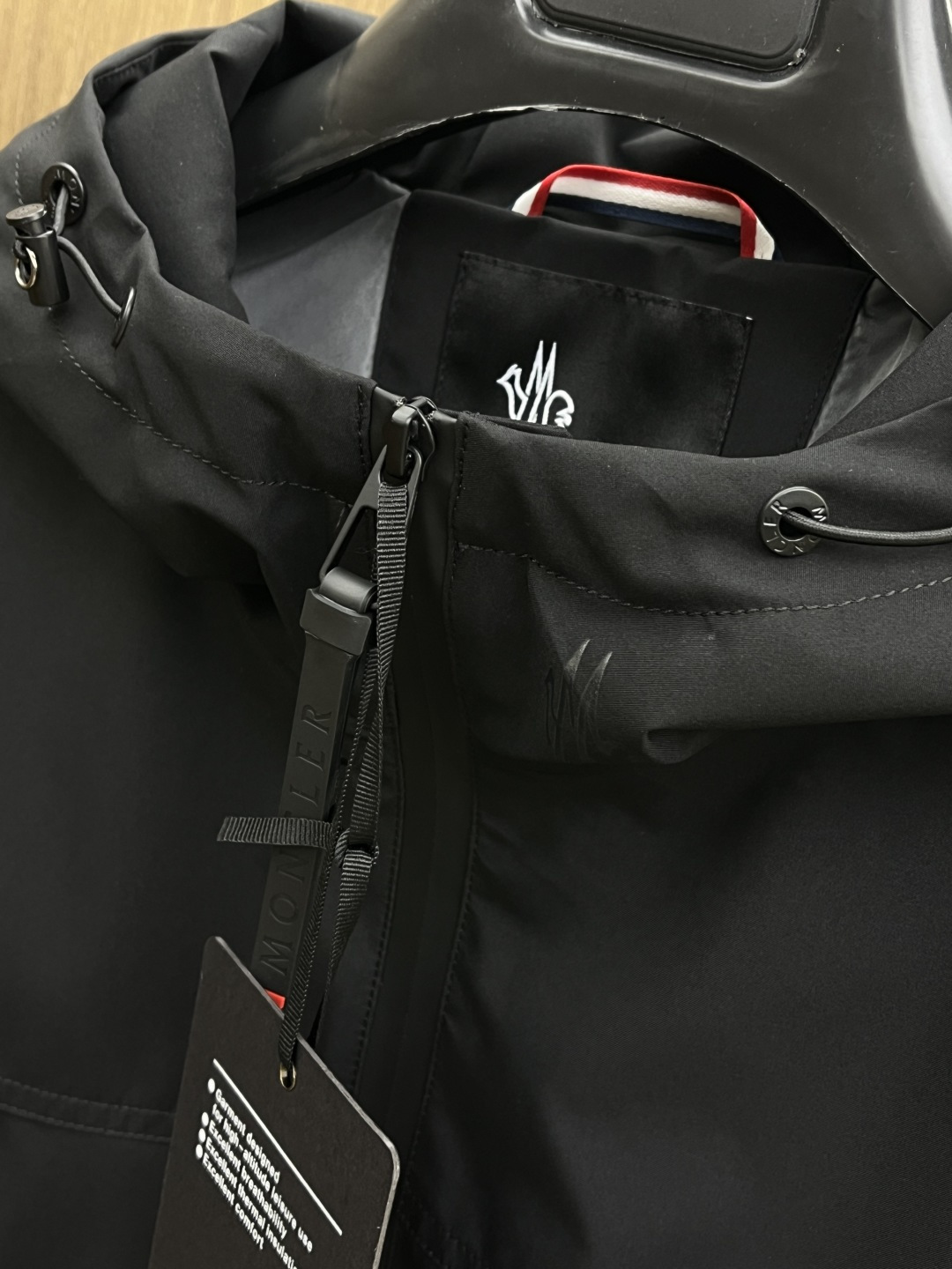 早春 Mon 🔥年早春新款专柜同款连帽休闲夹克，商务休闲两不误！面料采用聚酯纤维防风防水面料，内里聚酯纤