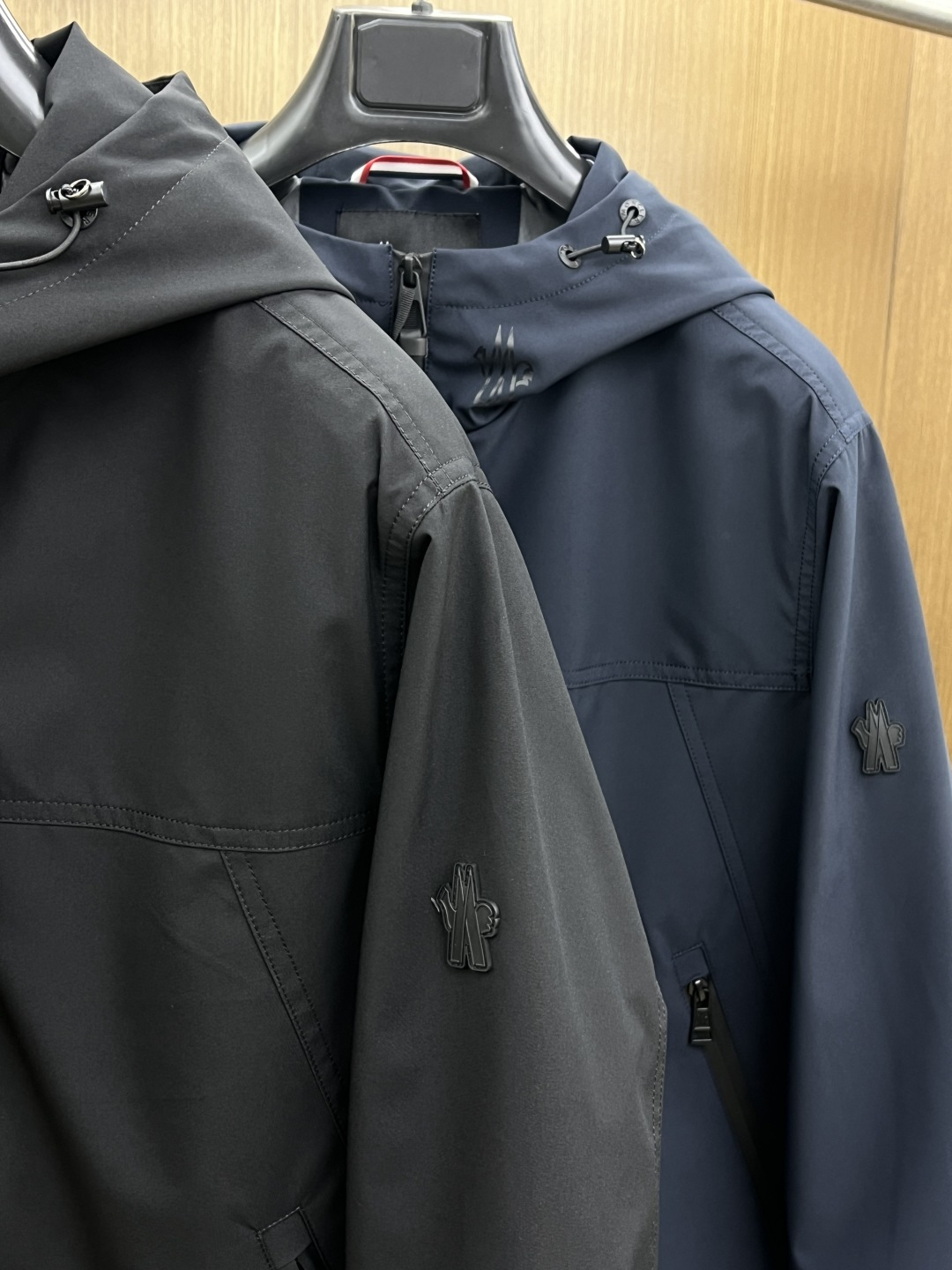 早春 Mon 🔥年早春新款专柜同款连帽休闲夹克，商务休闲两不误！面料采用聚酯纤维防风防水面料，内里聚酯纤