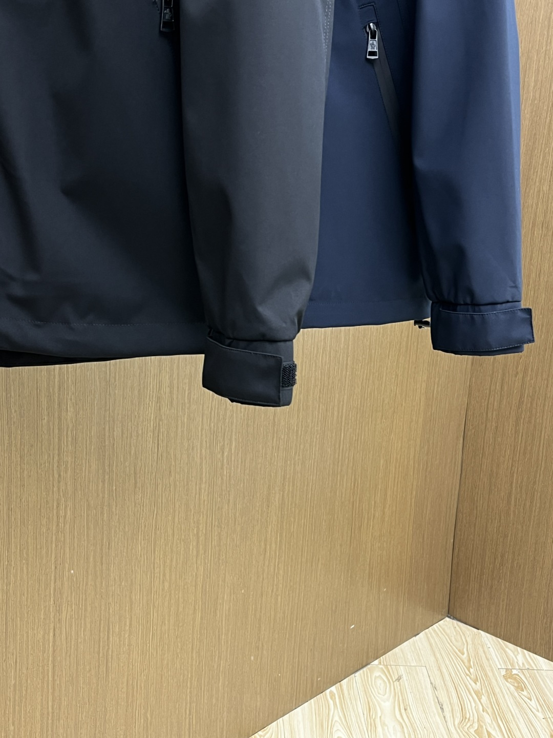 早春 Mon 🔥年早春新款专柜同款连帽休闲夹克，商务休闲两不误！面料采用聚酯纤维防风防水面料，内里聚酯纤