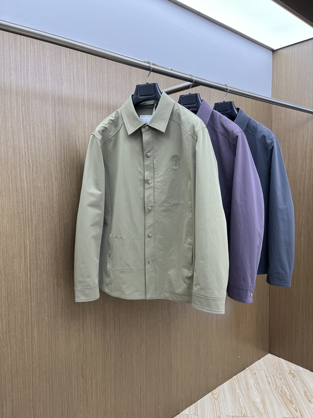 NO:735207,Early spring Bc 1956 early spring series, the latest fashionable lapel jackets. Logo embroidery on the chest. Every detail shows craftsmanship. The design changes of advanced structural tailoring are enough to show the diverse image changes of men. Slim and neat, tailored to meet the popular multi-layered wear. Customized buckles, unique. Versatile style for life. Complete with three standards. Boutique shipment. Size M-3XL D11,,jackets & coats,jackets & coats,19860909早春 Bc 1956早春系列,最新时尚翻领夹克外套.胸前logo刺绣.处处细节显工艺足够的高级结构性剪裁的设计改变来展现男士多样的形象变化,修身利落、剪裁合体,满足时下正流行的多层次穿搭,定制钉扣,独一无二.生活百搭款式 三标齐全 精品出货 尺码M-3XL D11,,jackets & coats,jackets & coats,,Men's clothing