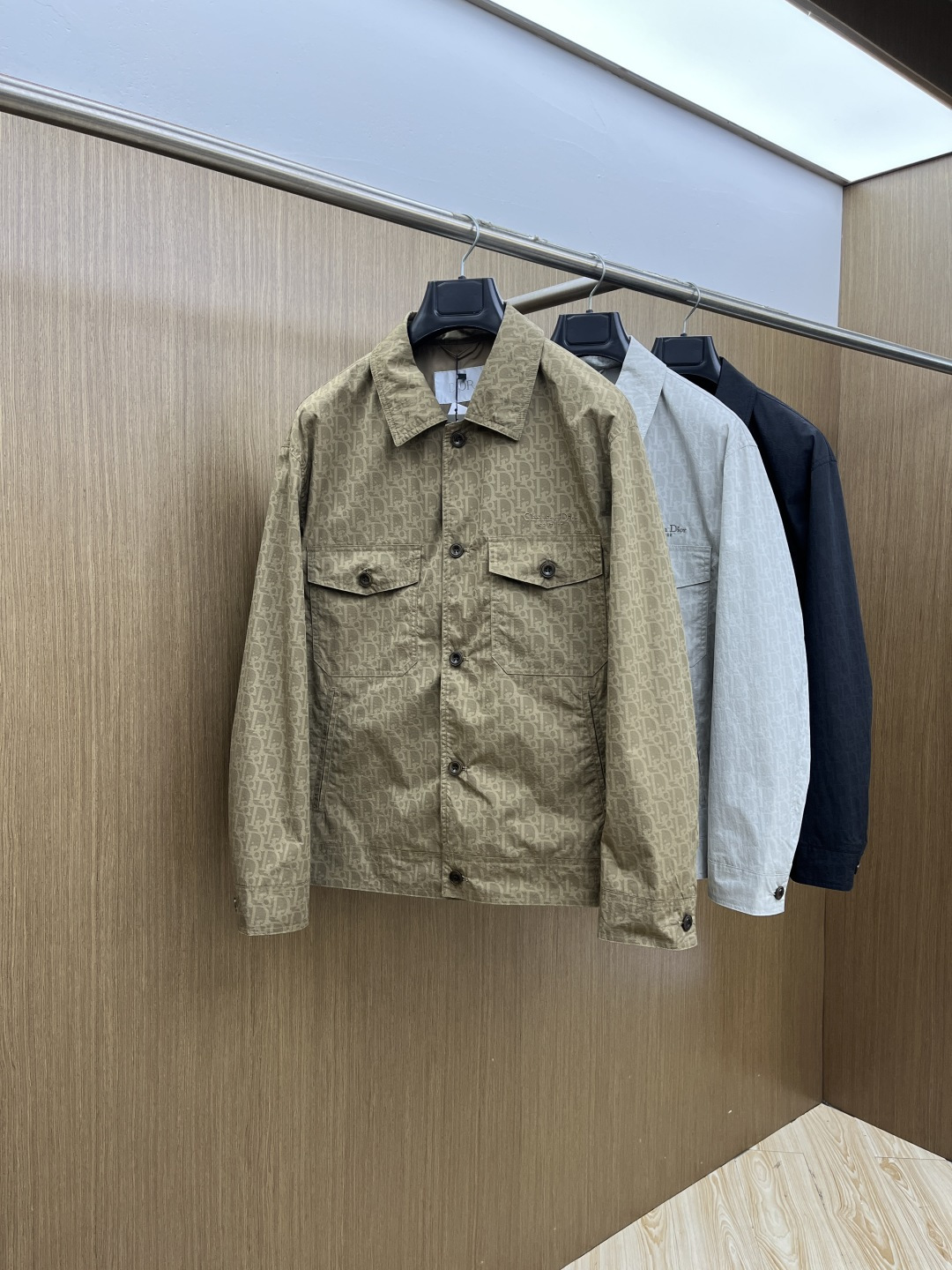 早春 CD 🔥🔥早春系列，最新时尚提花翻领夹克外套.处处细节显工艺足够的高级 结构性剪裁的设计改变来展现