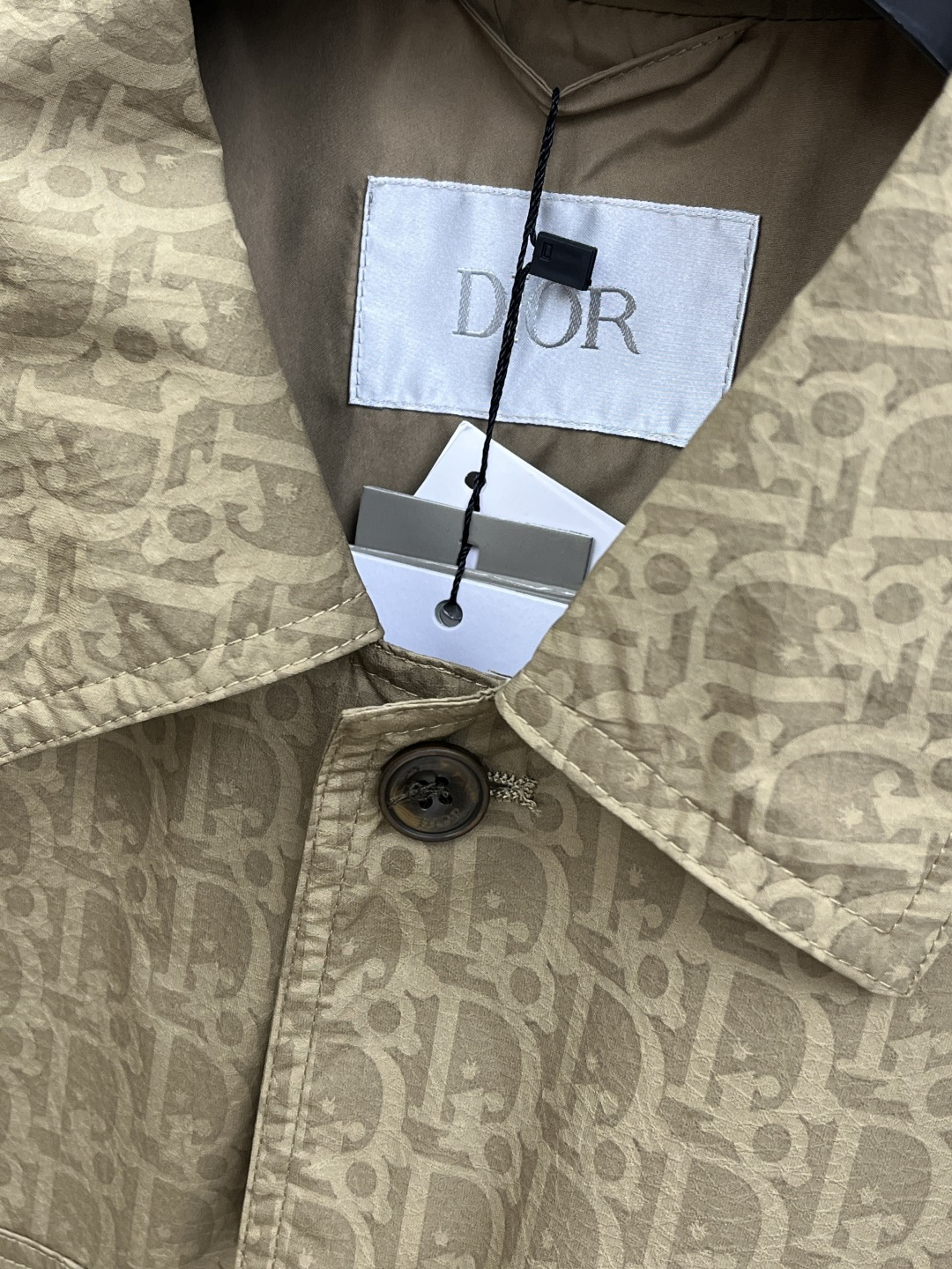 早春 CD 🔥🔥早春系列，最新时尚提花翻领夹克外套.处处细节显工艺足够的高级 结构性剪裁的设计改变来展现